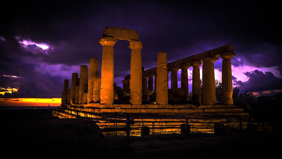 Valle dei Templi illuminata di notte