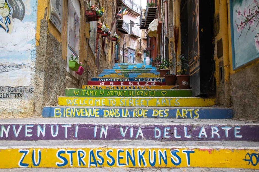 Escadaria pintada no centro histórico de Agrigento