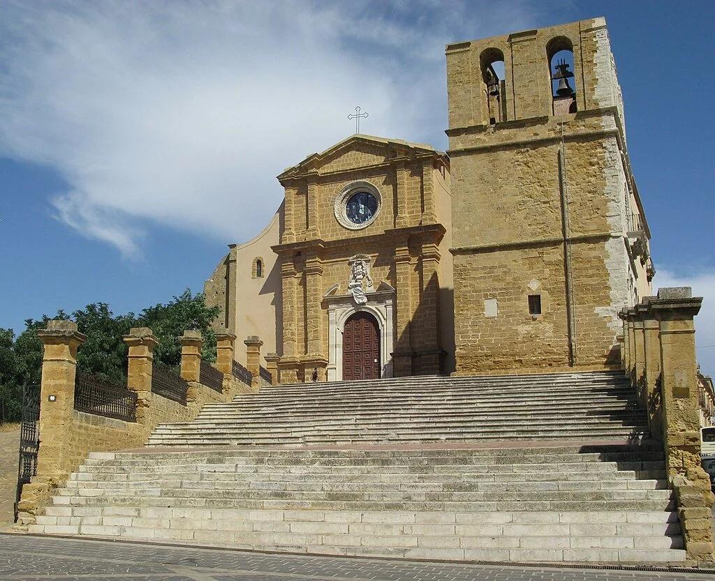 Fachada e torre do sino da Catedral de Agrigento